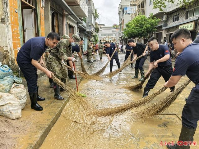 闻汛而动！移民管理警察助力群众脱困