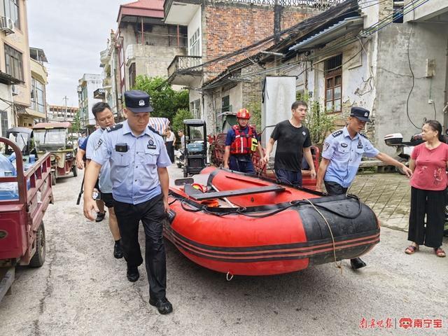 闻汛而动！移民管理警察助力群众脱困