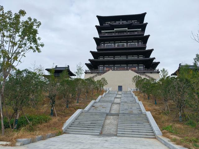 郑州西流湖公园晴云阁已撤围档，游客可登阁远眺