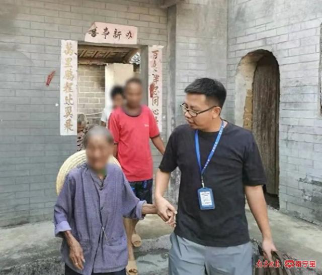 九旬老人逛街买“酸味”迷路，辅警暖心护送回家