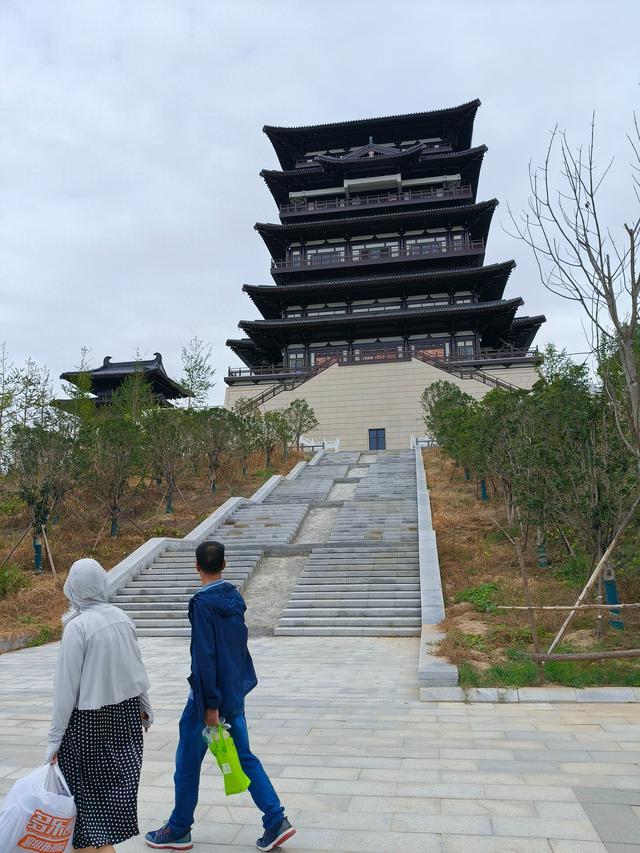 郑州西流湖公园晴云阁已撤围档，游客可登阁远眺