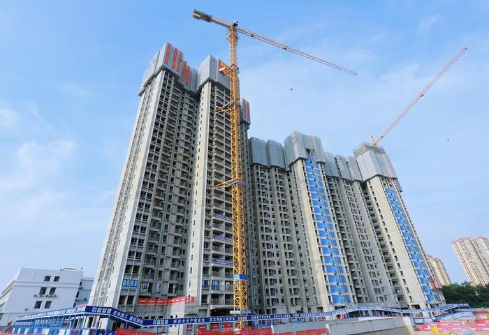 南方钢厂(三期)保障性住房项目东区封顶