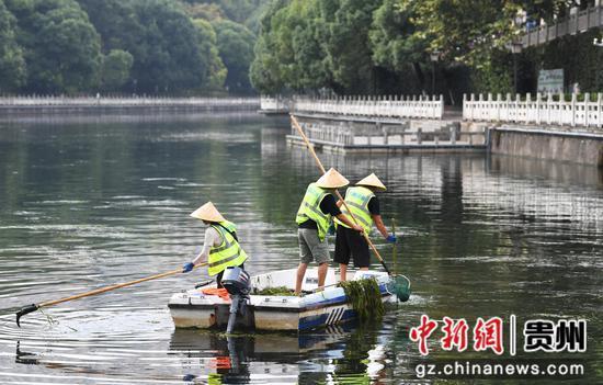 贵阳：清理河道优化水生态环境