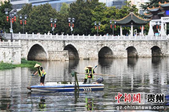 贵阳：清理河道优化水生态环境