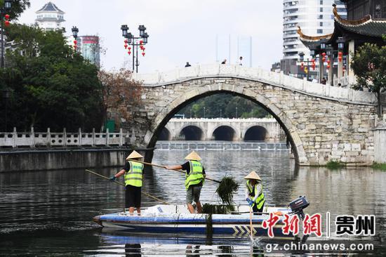 贵阳：清理河道优化水生态环境