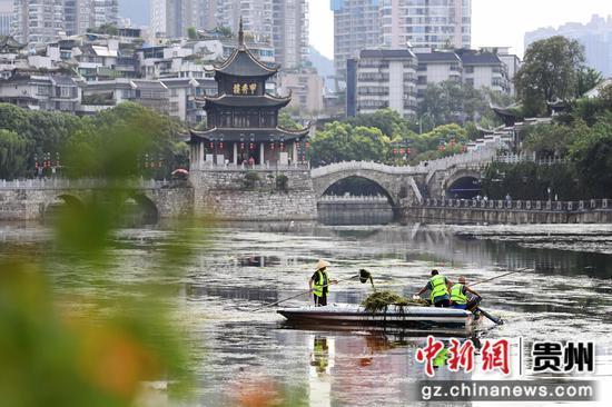 贵阳：清理河道优化水生态环境