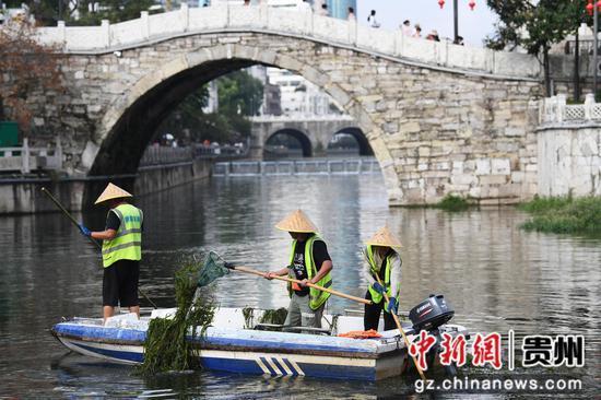 贵阳：清理河道优化水生态环境