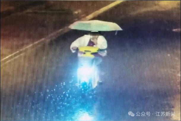 痛心！女子雨天撑伞骑行被卷入大货车底部，当场身亡