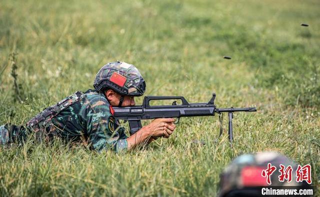 广西贵港武警官兵开展多课目强化训练