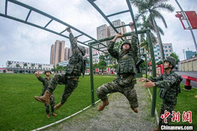 广西贵港武警官兵开展多课目强化训练