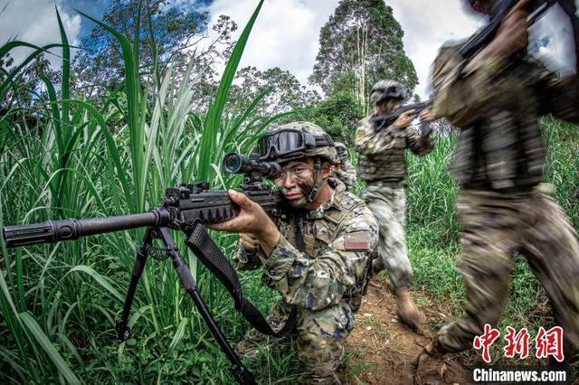 广西贵港武警官兵开展多课目强化训练