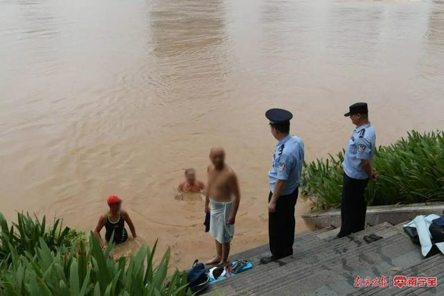 邕江水位暴涨，民警沿江排除险情护民平安