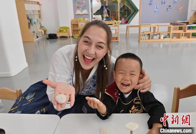 长春萌娃做月饼迎中秋