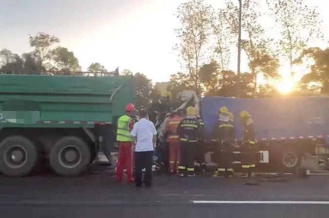 上海外环发生三车事故：环卫车追尾撞上土方车和货车，驾驶员受伤