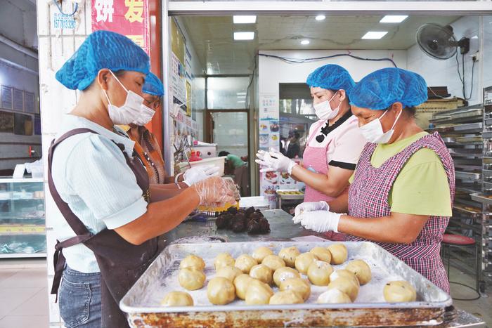 “来料加工”月饼受欢迎