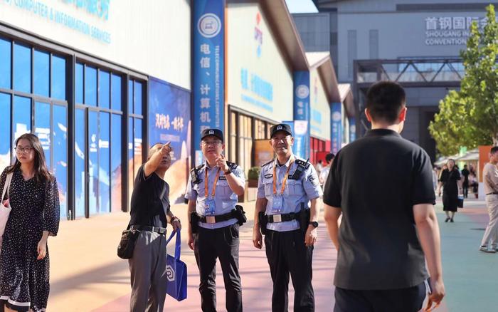 北京警方400余名警力护航服贸会