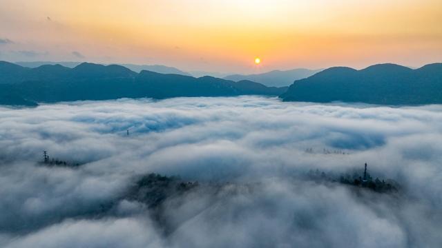 重庆酉阳秋晨平流雾 流淌山涧如幻境