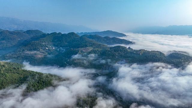 重庆酉阳秋晨平流雾 流淌山涧如幻境