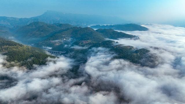 重庆酉阳秋晨平流雾 流淌山涧如幻境