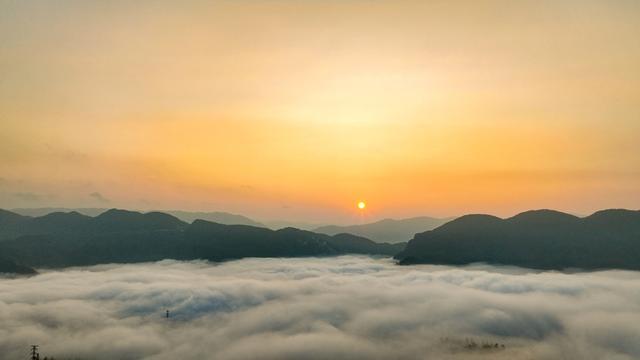 重庆酉阳秋晨平流雾 流淌山涧如幻境