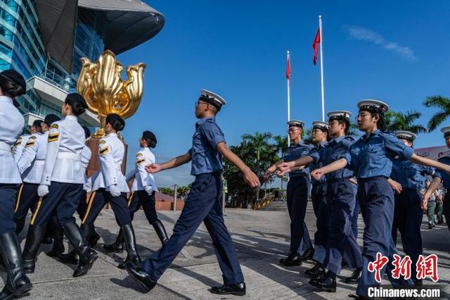 香港青少年制服团队成员参加迎国庆升旗仪式