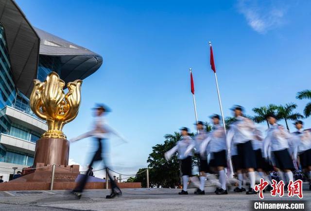 香港青少年制服团队成员参加迎国庆升旗仪式