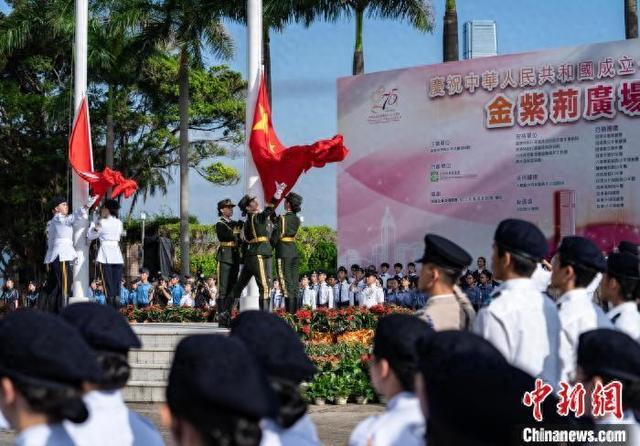 香港青少年制服团队成员参加迎国庆升旗仪式