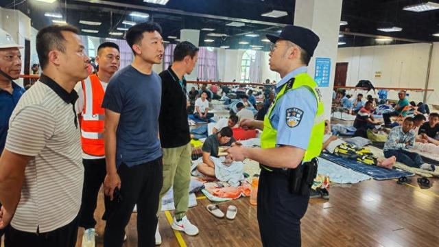 风雨夜｜独守派出所的民警：白天巡逻，晚上与对讲机为伴