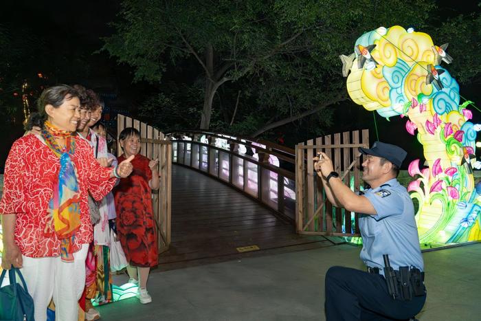 首钢园区主题夜游活动开启，石景山警方全力保驾护航