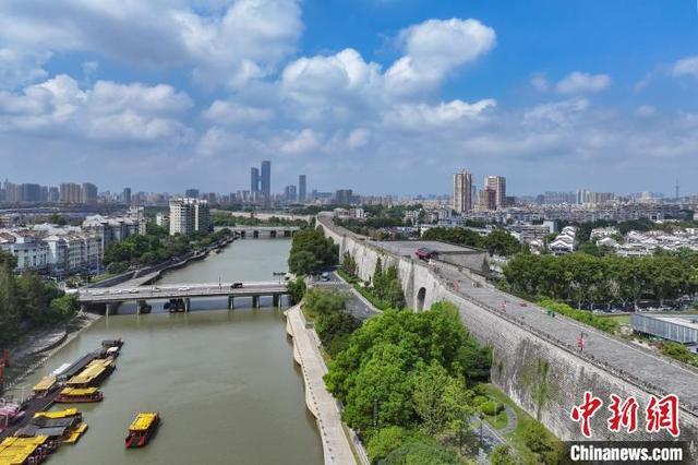 受台风“贝碧嘉”外围影响 南京风起云涌