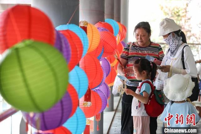 贵阳孔学堂中秋游园活动吸引市民