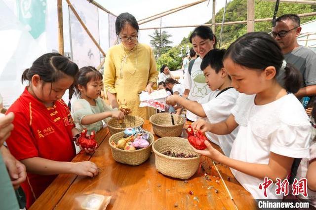 贵阳孔学堂中秋游园活动吸引市民