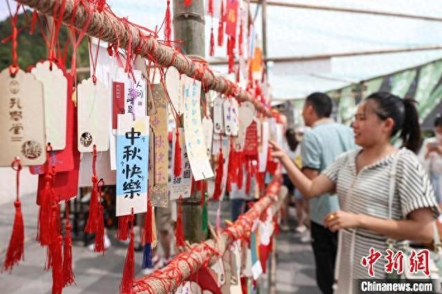 贵阳孔学堂中秋游园活动吸引市民