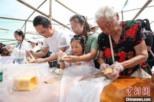 贵阳孔学堂中秋游园活动吸引市民