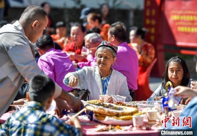 乌鲁木齐：社区举办百家宴 居民欢聚一堂迎中秋佳节