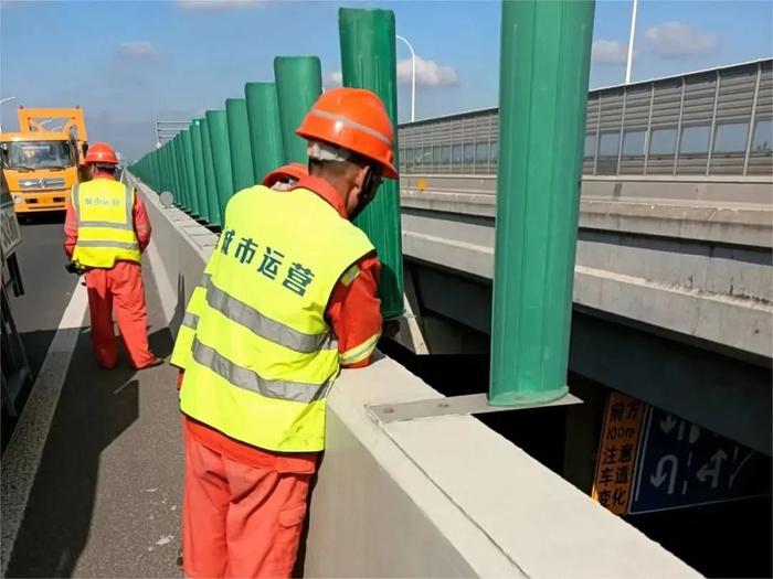 【提示】台风来袭，上海道路运输、绿化市容、城管部门全力落实应对措施，开展防台防汛工作