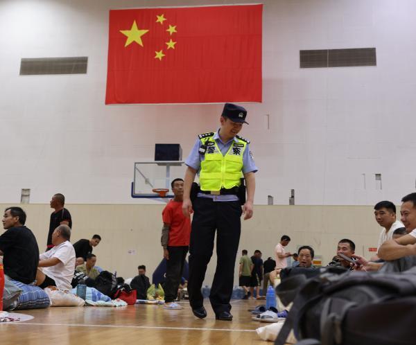 风雨夜｜独守派出所的民警：白天巡逻，晚上与对讲机为伴