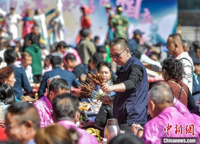 乌鲁木齐：社区举办百家宴 居民欢聚一堂迎中秋佳节