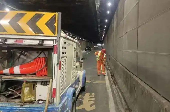 【提示】台风来袭，上海道路运输、绿化市容、城管部门全力落实应对措施，开展防台防汛工作