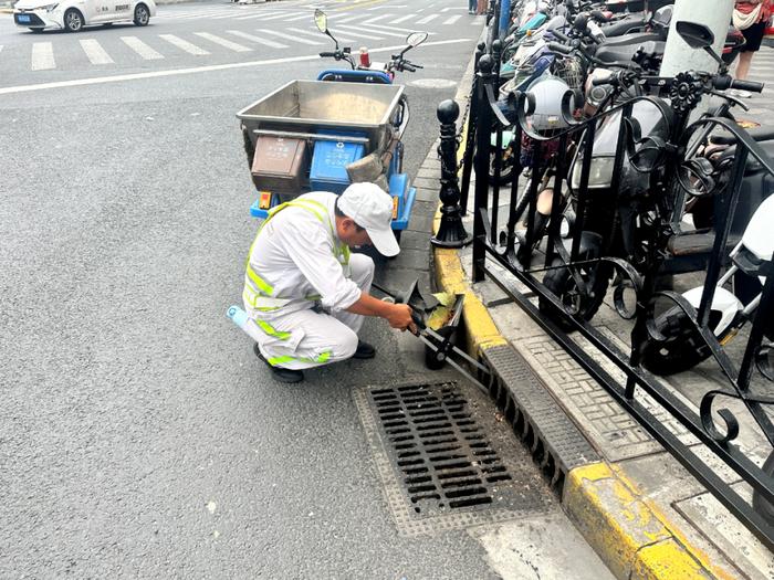 【提示】台风来袭，上海道路运输、绿化市容、城管部门全力落实应对措施，开展防台防汛工作