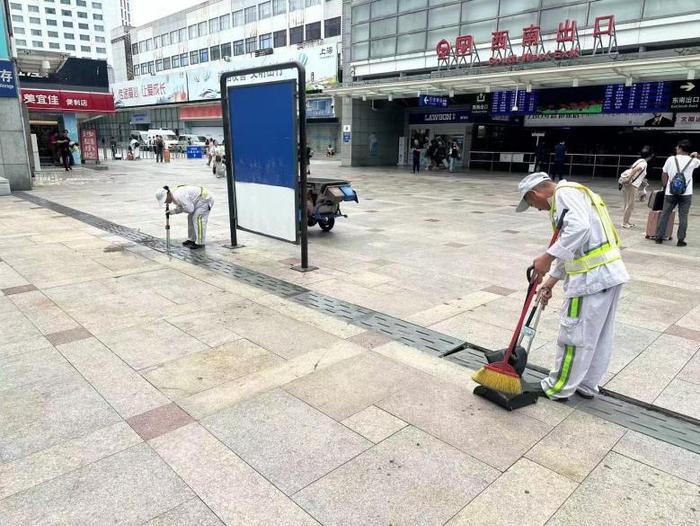 【提示】台风来袭，上海道路运输、绿化市容、城管部门全力落实应对措施，开展防台防汛工作