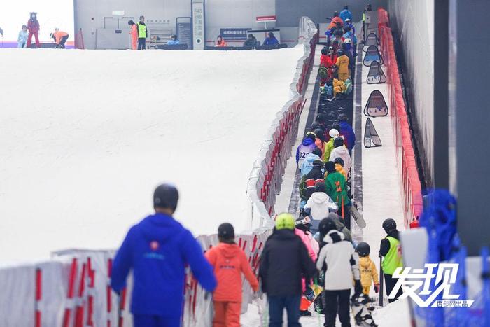 “冷经济”释放“热效应” 西安反季节滑雪受青睐