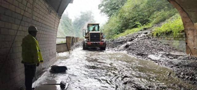 四川汶川突发泥石流致国道350线中断 已抢通部分道路便道