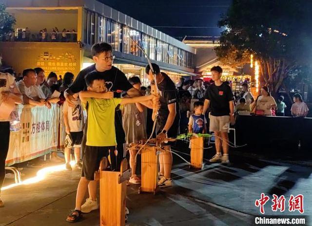 广西桂林开启中秋夜游盛宴 民众畅享欢乐时光