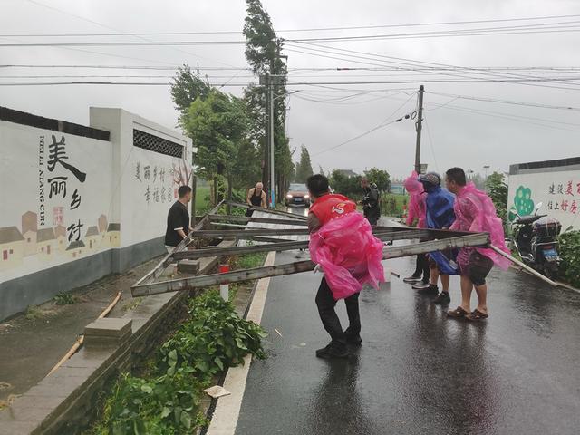 “贝碧嘉”来袭高压线断裂致小区380户断电，上海金山快速处置