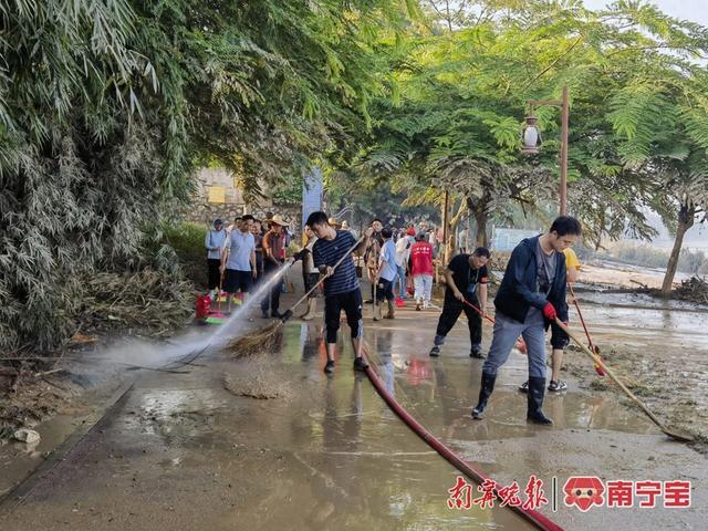 脚踩淤泥头顶烈日，700人大队伍沿江岸“洗刷刷”