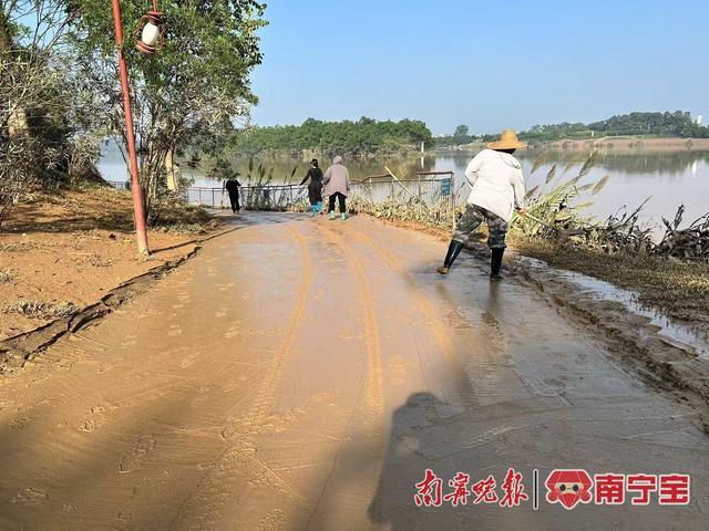 脚踩淤泥头顶烈日，700人大队伍沿江岸“洗刷刷”