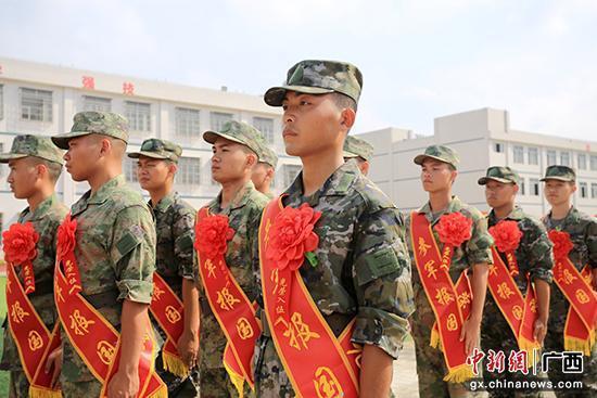 贵港港南区举行2024年秋季新兵批准入伍暨欢送大会