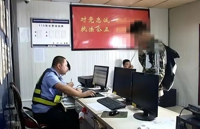 云南男生考700分上北大被父亲暴打,一怒之下去报警,警察惊呆:你父母,杀过人…-云南学生被北大录取