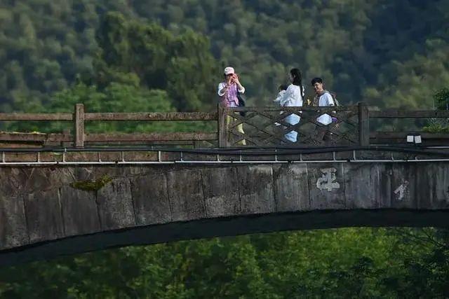 光明日报：假期去县城反向旅游，不只有性价比